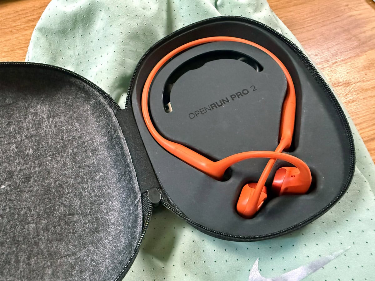 Casque Shokz OpenRun Pro 2 dans sa boîte de rangement