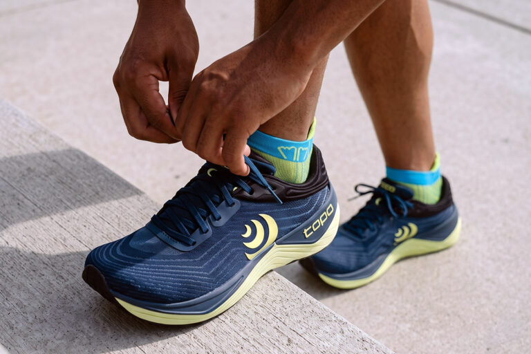 Topo UltraFly 5 aux pieds, prêt à démarrer une sortie course à pied