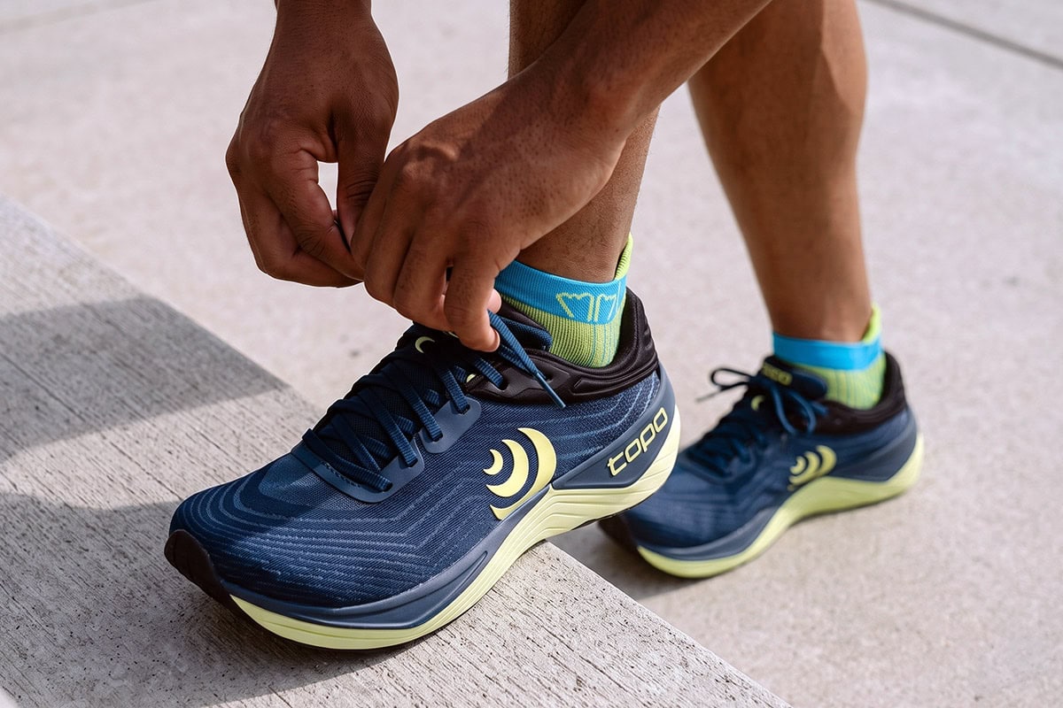 Topo UltraFly 5 aux pieds, prêt à démarrer une sortie course à pied
