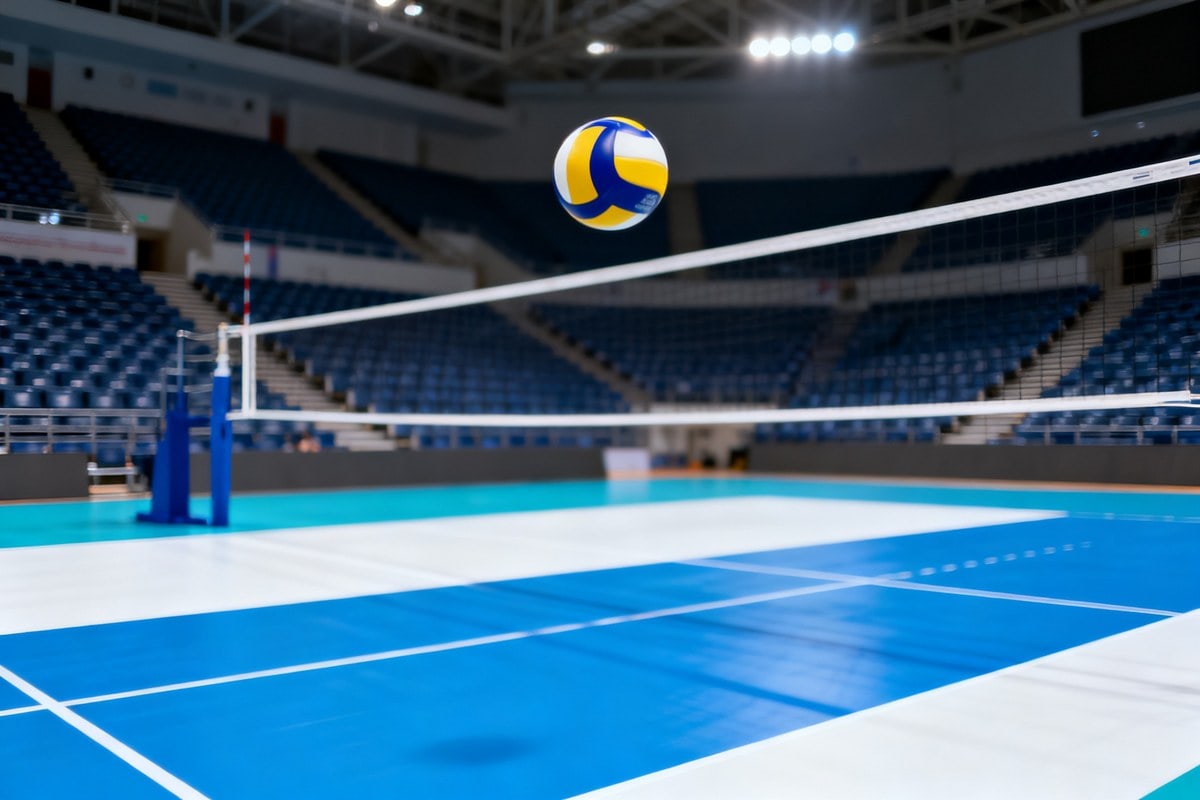 Ballon de volley au-dessus du filet dans une salle lors d'un match, tribunes en arrière-plan