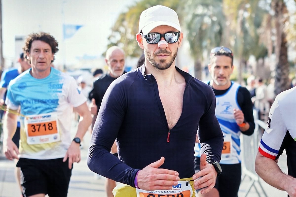Coureurs sur l'arrivée du Semi-marathon de Cannes 2025